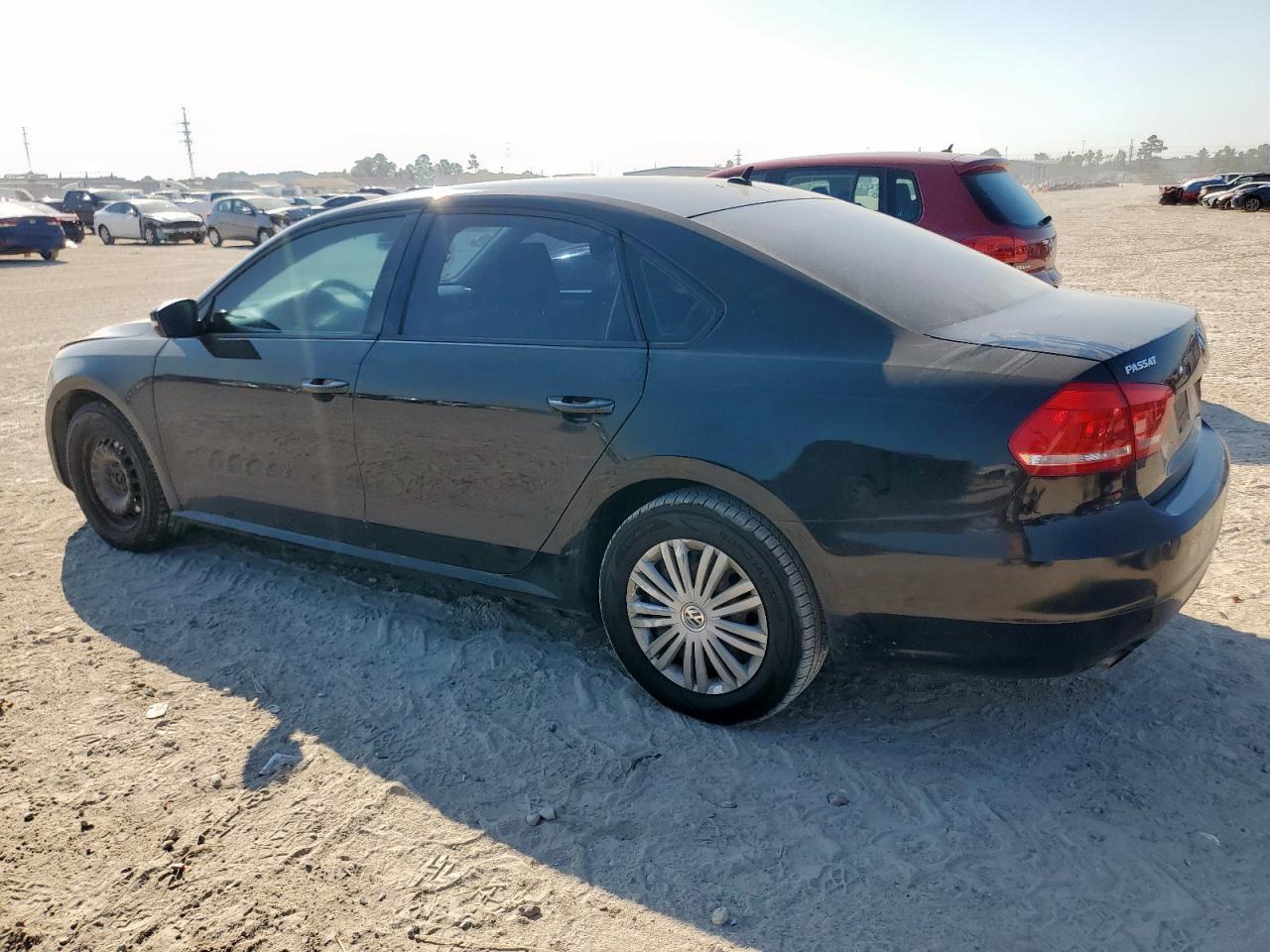 2015 Volkswagen Passat S - Фото 2