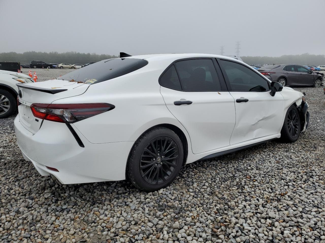 2021 Toyota Camry Se - Фото 3