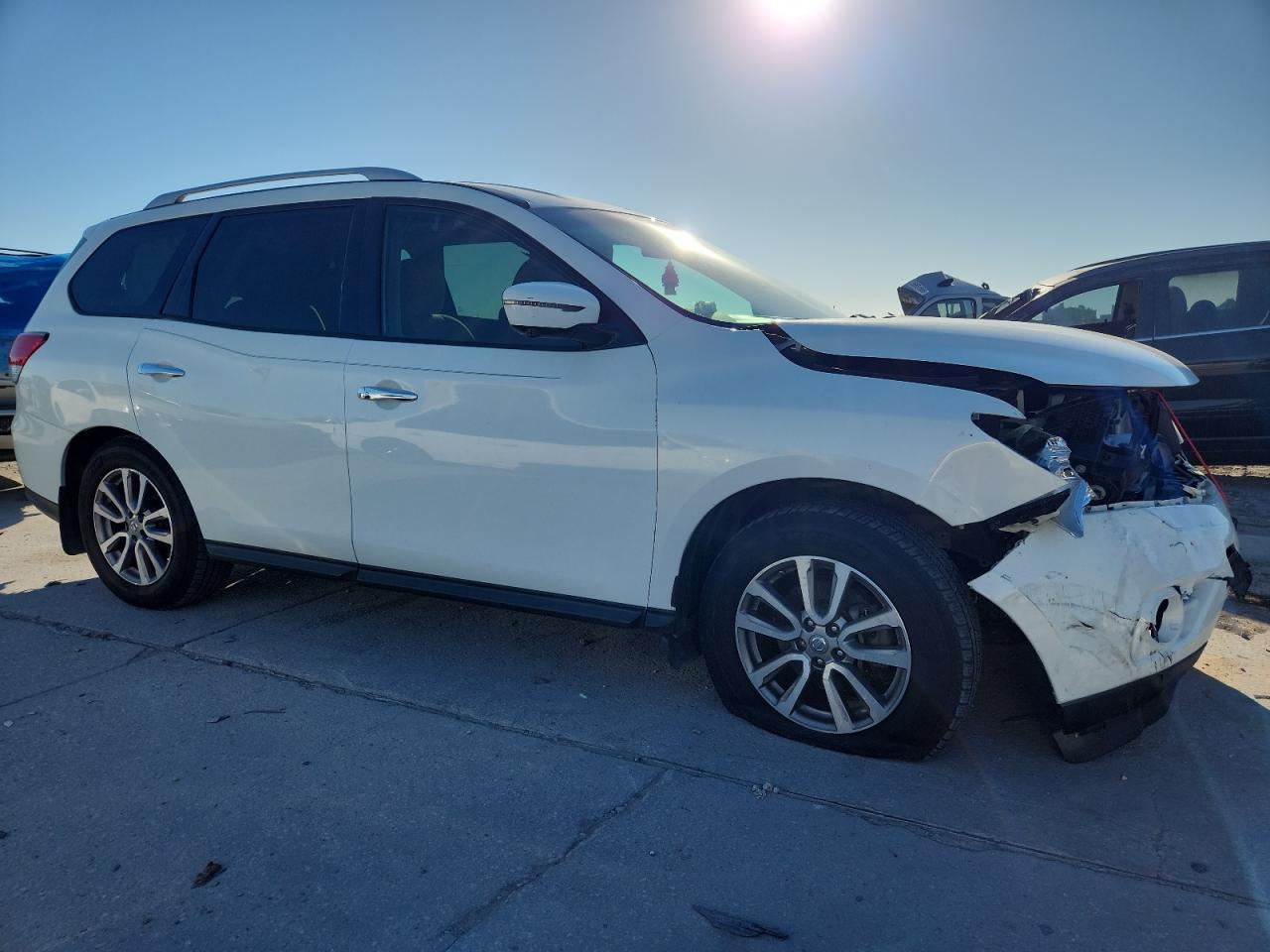 2014 Nissan Pathfinder S - Image 4