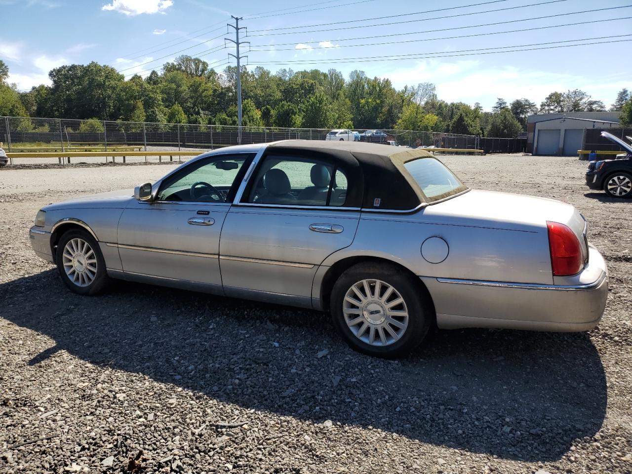 2003 Lincoln Town Car Signature - Image 2