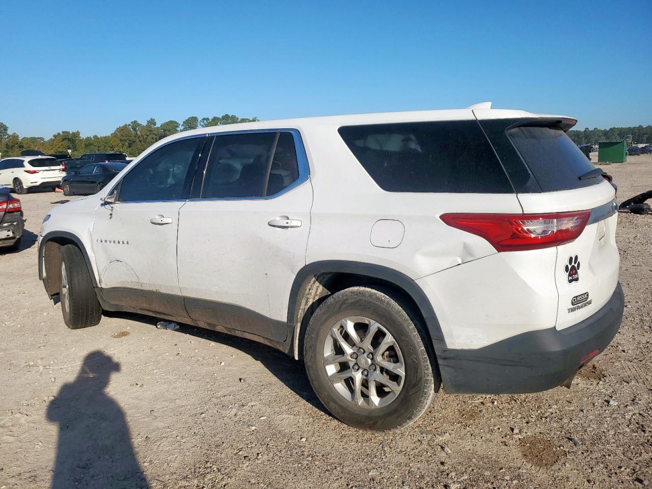 2021 Chevrolet Traverse Ls - Фото 2