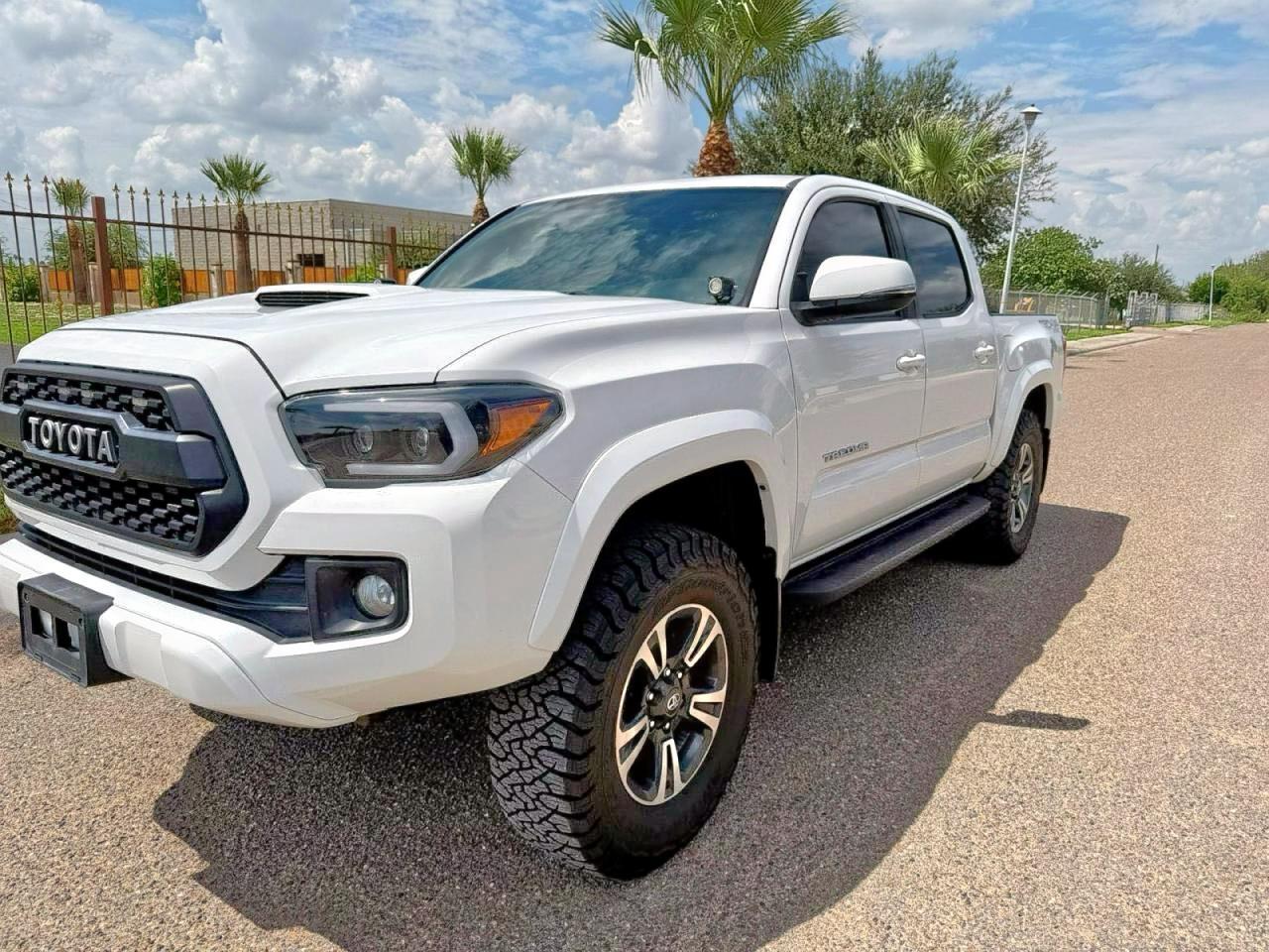 2017 Toyota Tacoma Double Cab - Image 2