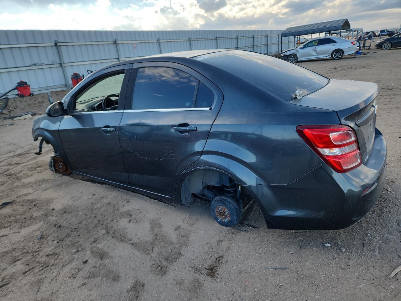 2017 Chevrolet Sonic Premier - Фото 2