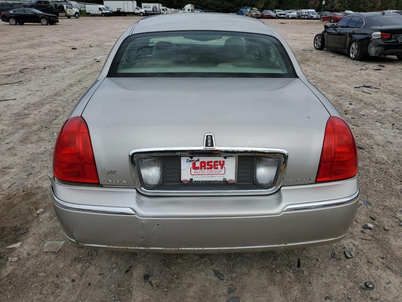 2006 Lincoln Town Car Signature Limited - Image 6