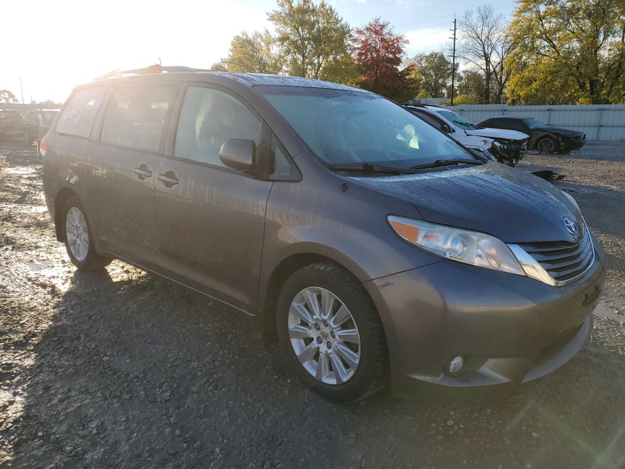 2013 Toyota Sienna Xle - Фото 4