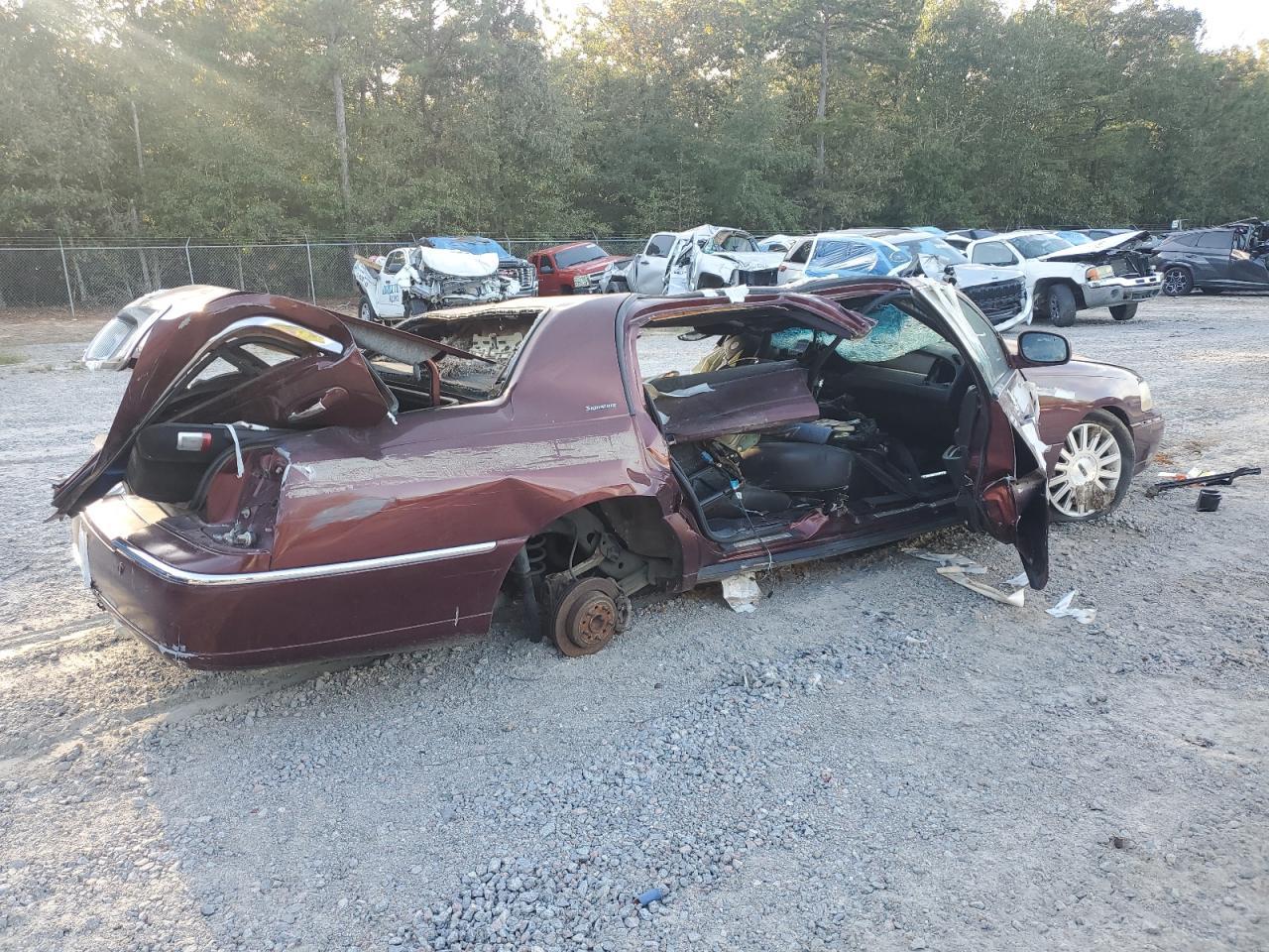 2003 Lincoln Town Car Signature - Image 3