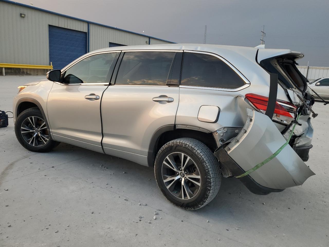 2018 Toyota Highlander Le - Image 2