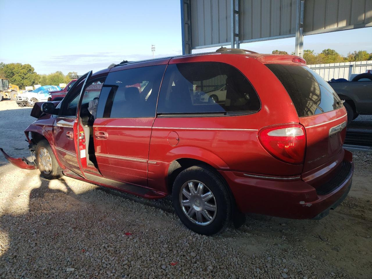 2005 Chrysler Town & Country Limited - Image 2