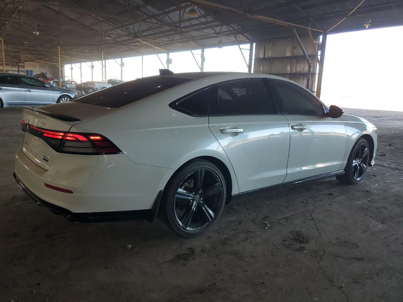 2023 Honda Accord Hybrid Sport-L - Image 3