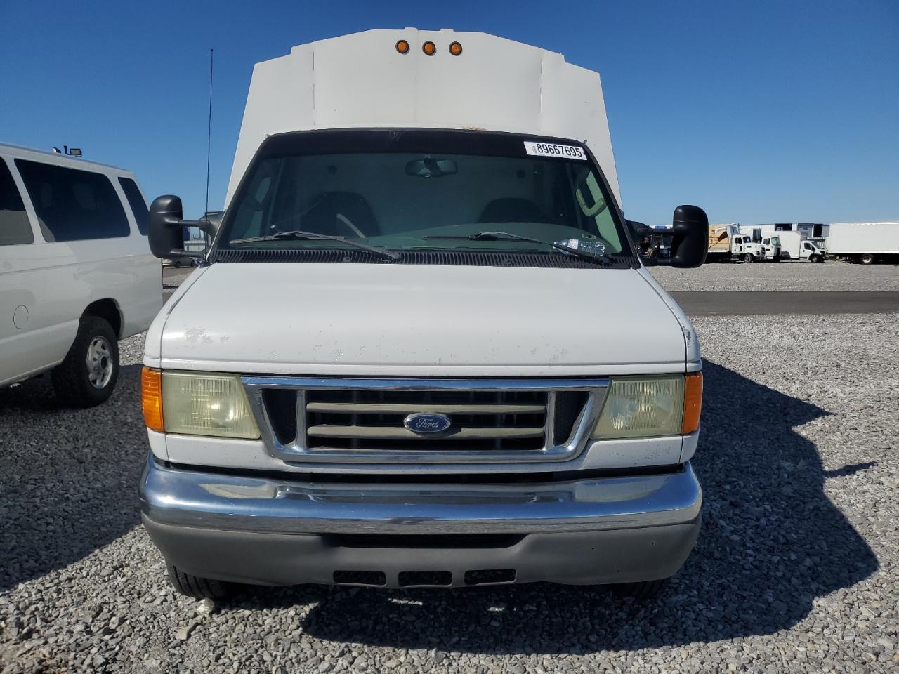 2006 Ford Econoline E450 Super Duty Cutaway Van - Фото 5