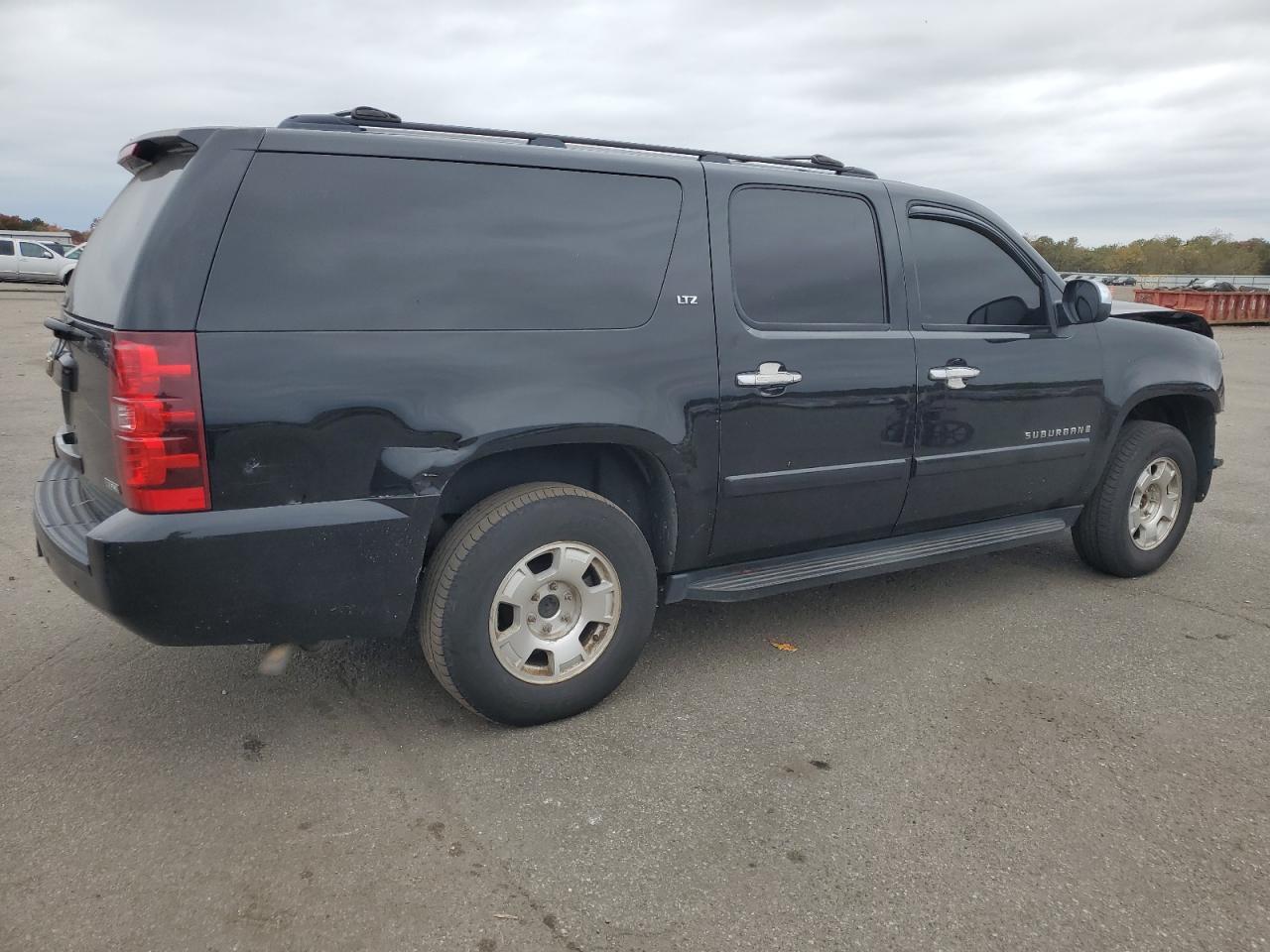 2007 Chevrolet Suburban K1500 - Image 3