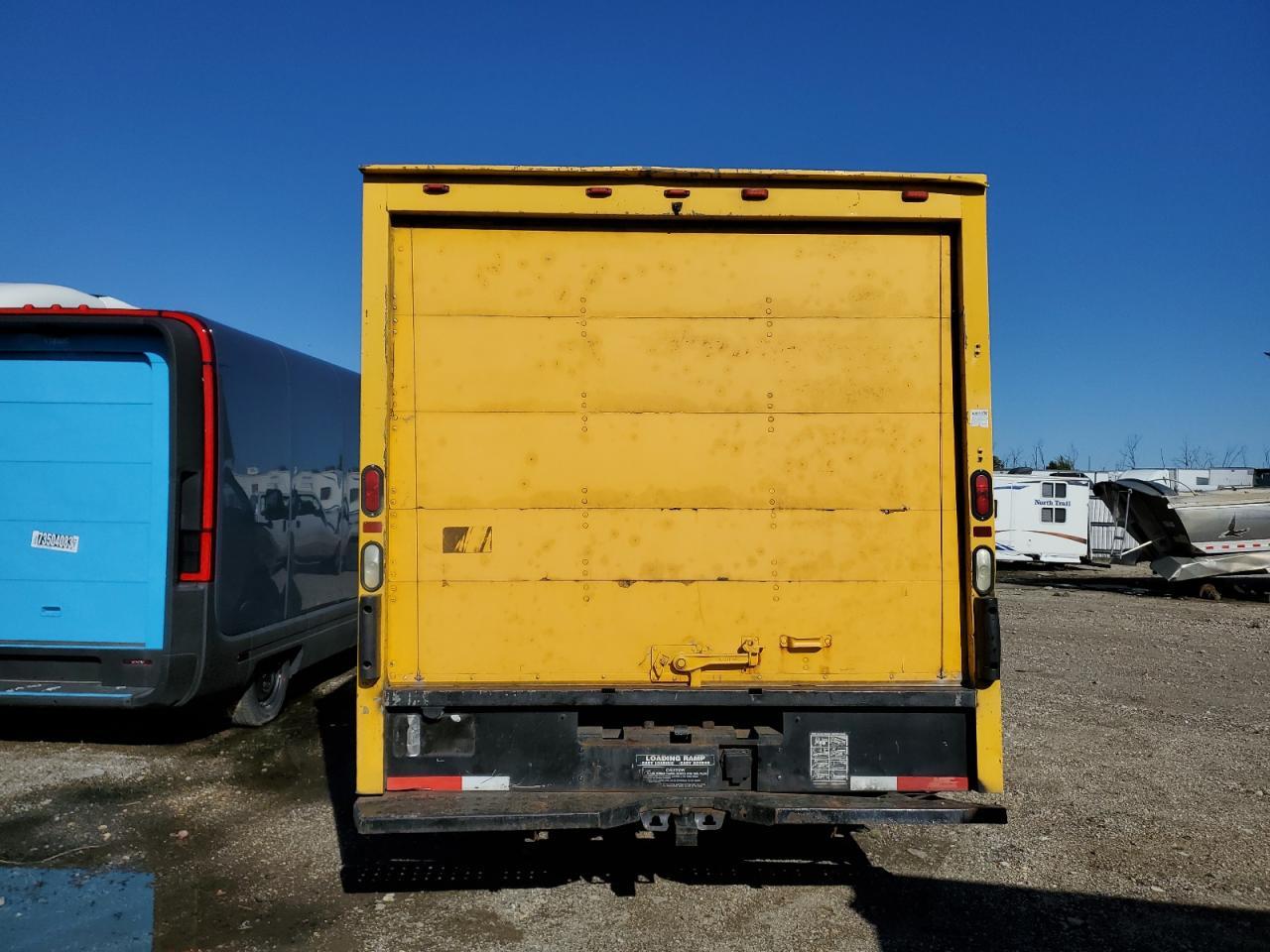 2005 GMC Savana Box Truck - Фото 6