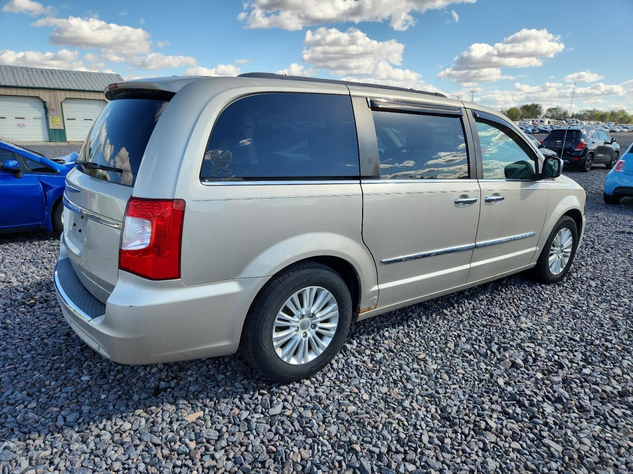 2013 Chrysler Town & Country Touring L - Фото 3