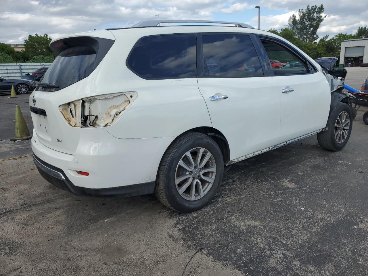 2016 Nissan Pathfinder S - Image 3