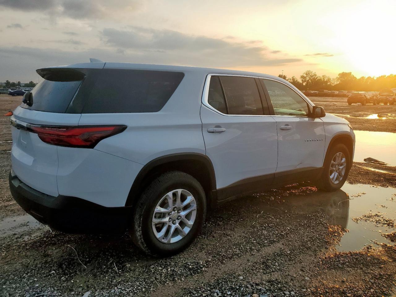2023 Chevrolet Traverse Ls - Фото 3