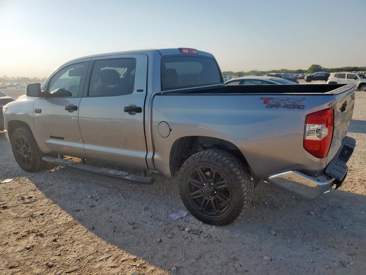 2019 Toyota Tundra Crewmax Sr5 - Фото 2