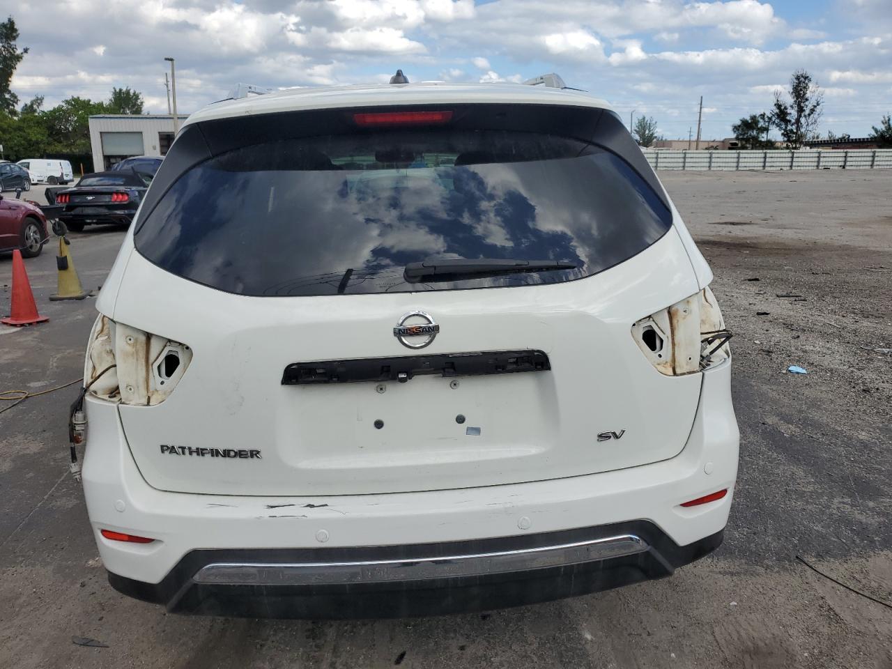 2016 Nissan Pathfinder S - Image 6