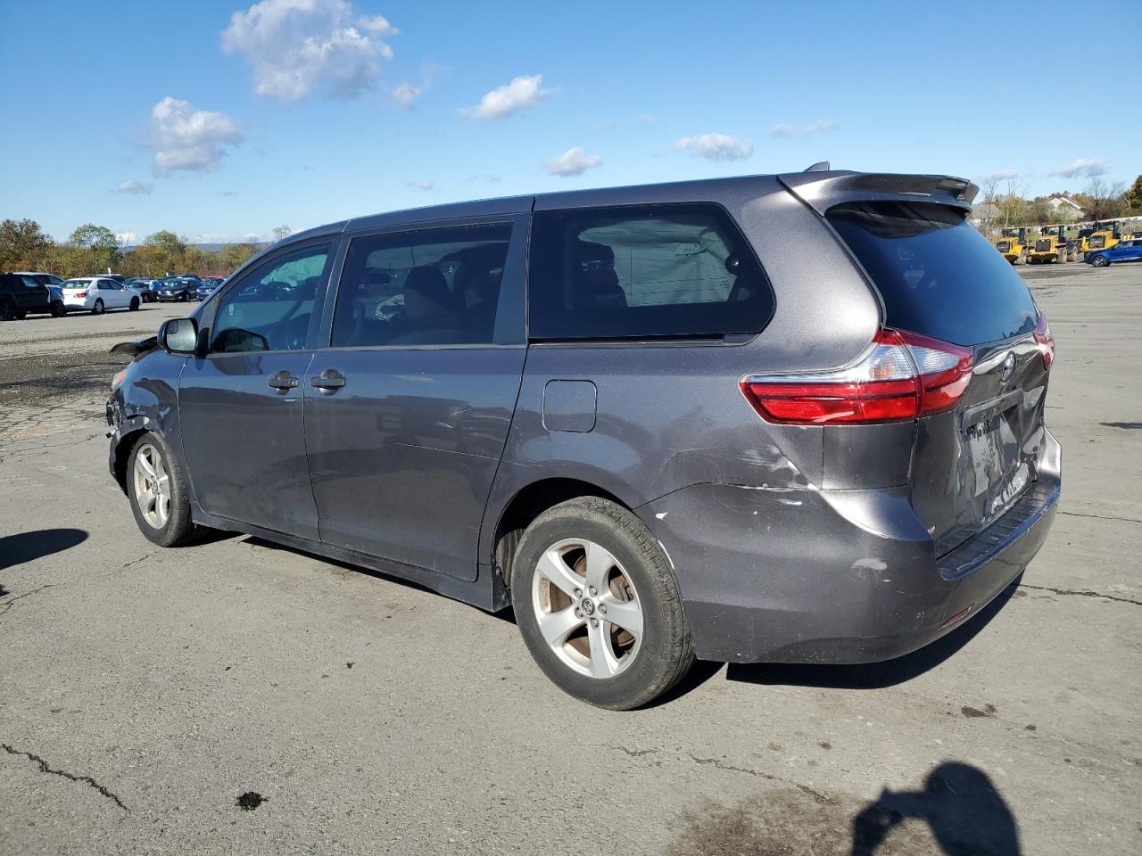 2019 Toyota Sienna - Image 2
