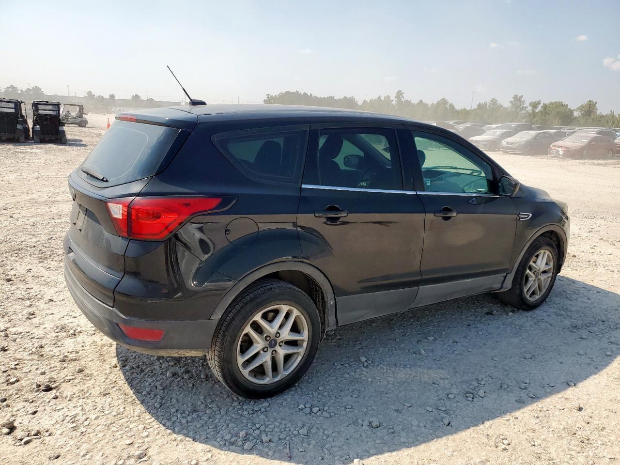 2019 Ford Escape S - Фото 3