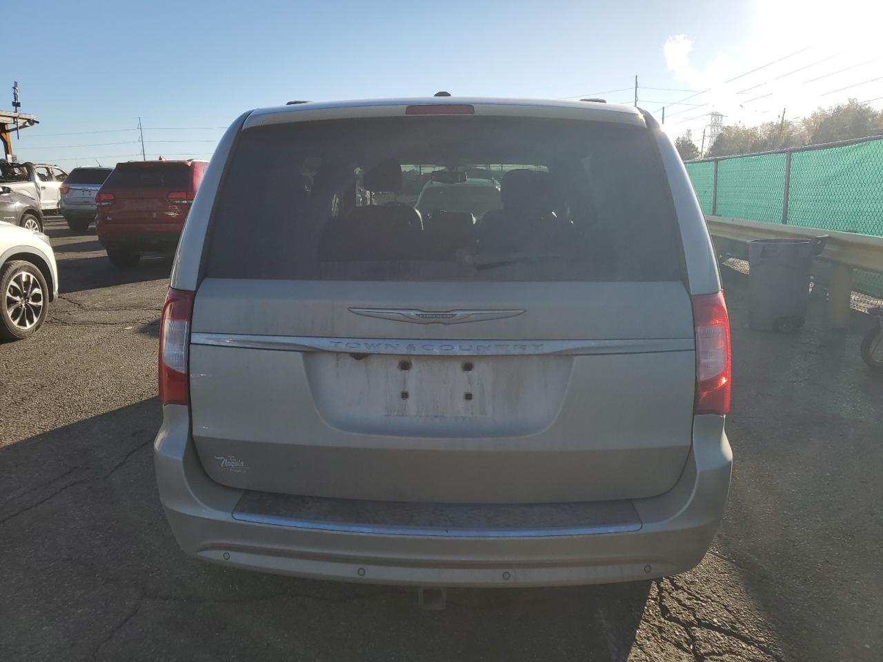 2013 Chrysler Town & Country Touring L - Фото 6
