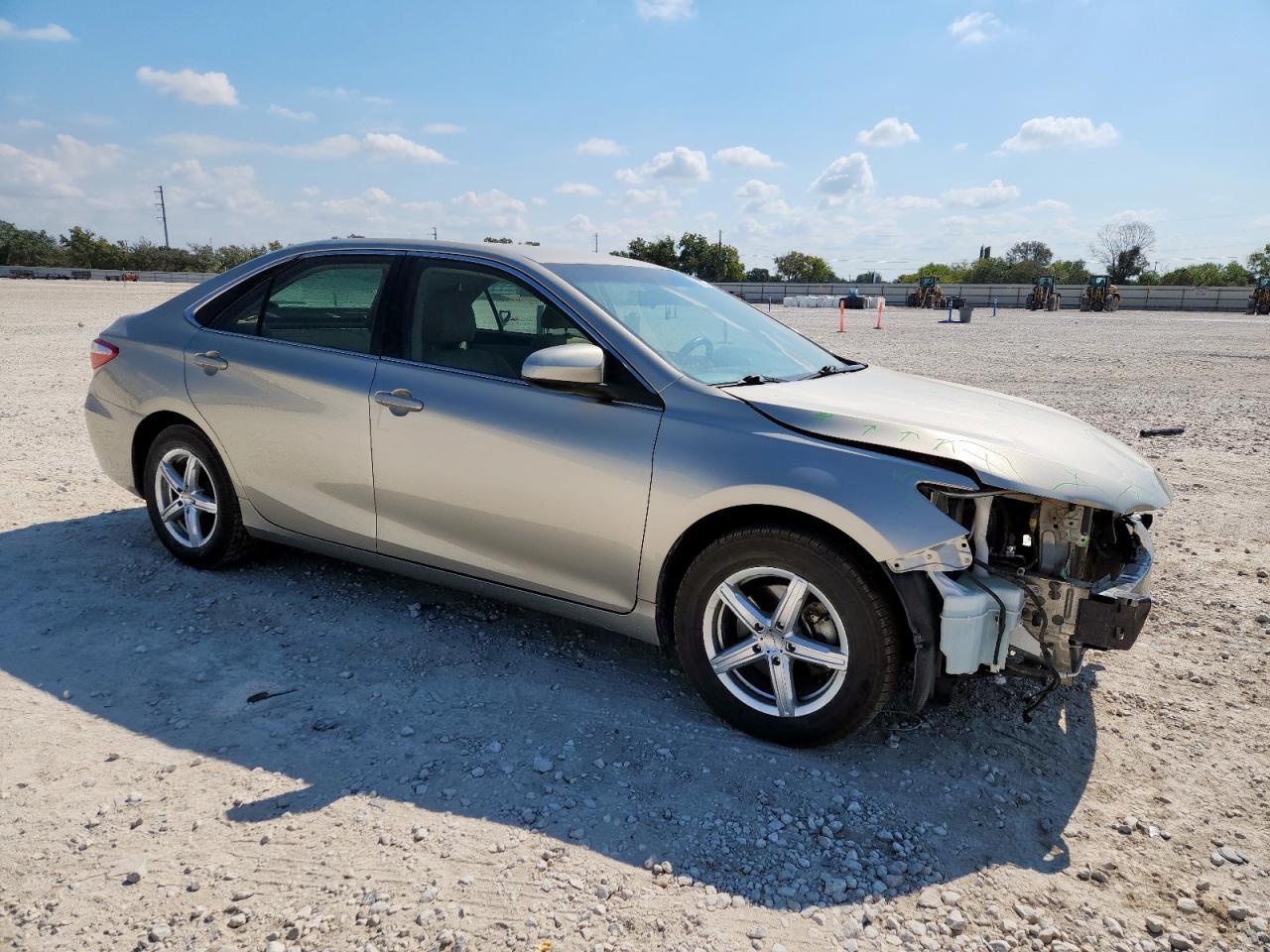 2016 Toyota Camry Le - Фото 4
