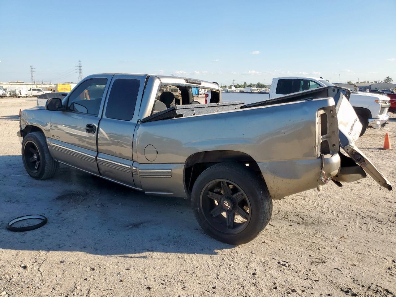 2000 Chevrolet Silverado C1500 - Image 2
