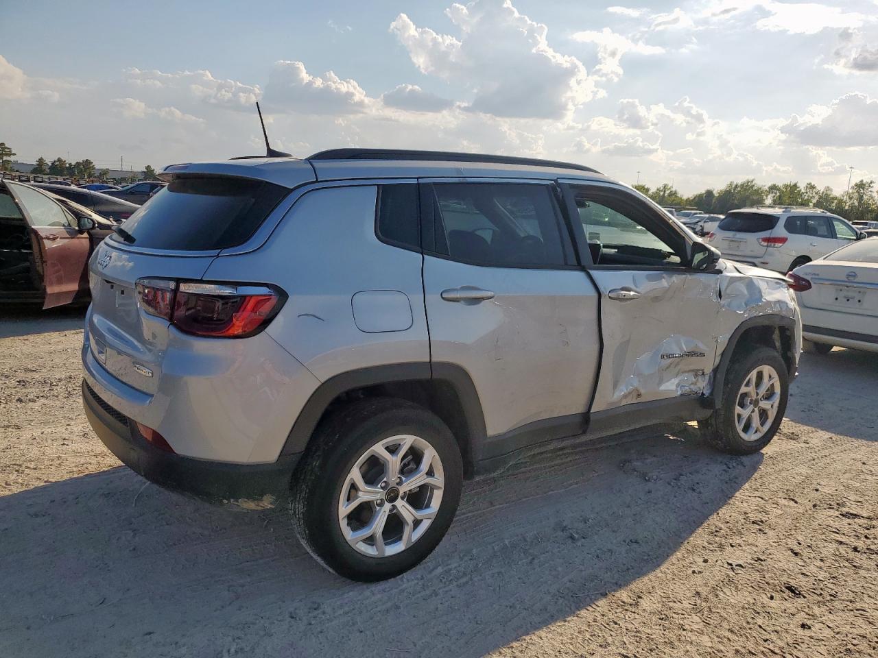 2025 Jeep Compass Latitude - Фото 3