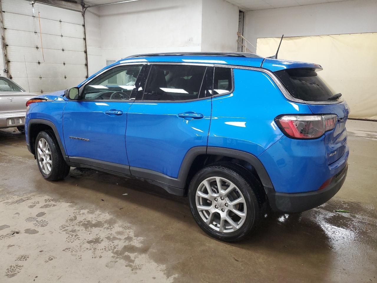 2022 Jeep Compass Latitude Lux - Image 2