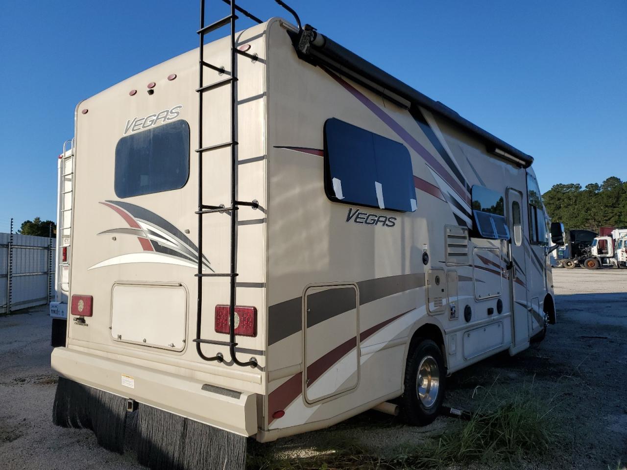 2017 Ford Econoline E450 Super Duty Commercial Stripped Chassis - Image 4