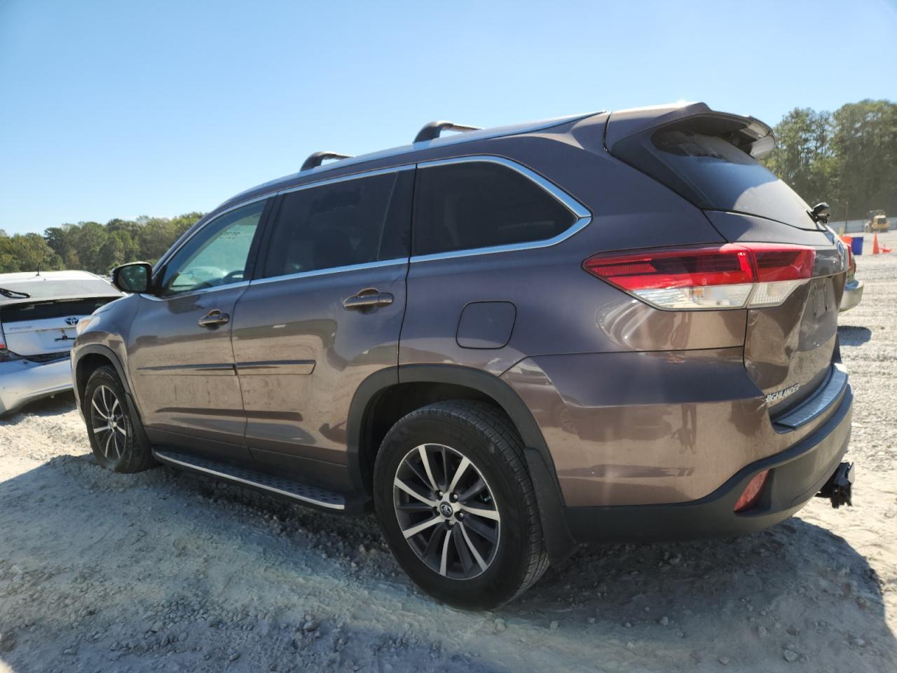 2017 Toyota Highlander Se - Фото 2