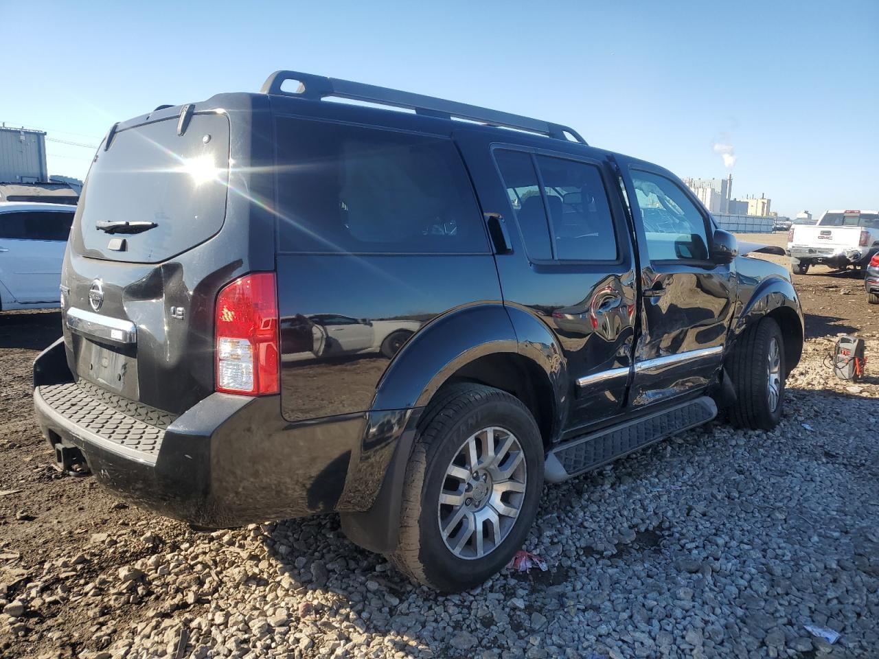 2011 Nissan Pathfinder S - Image 3