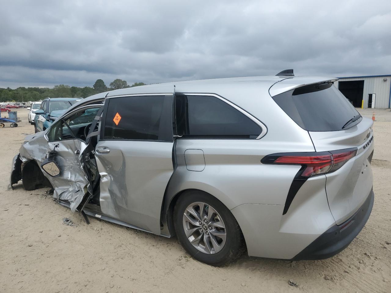 2022 Toyota Sienna Xle - Image 2