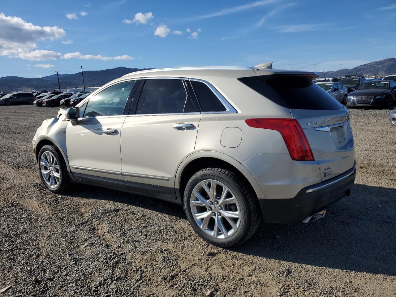 2017 Cadillac Xt5 Luxury - Image 2