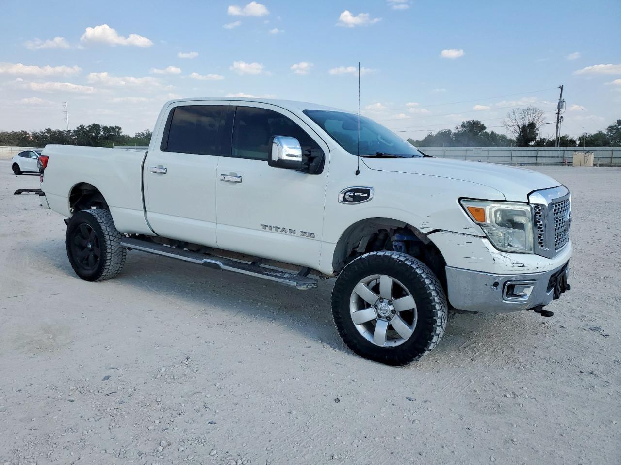 2017 Nissan Titan Xd Sl - Image 4