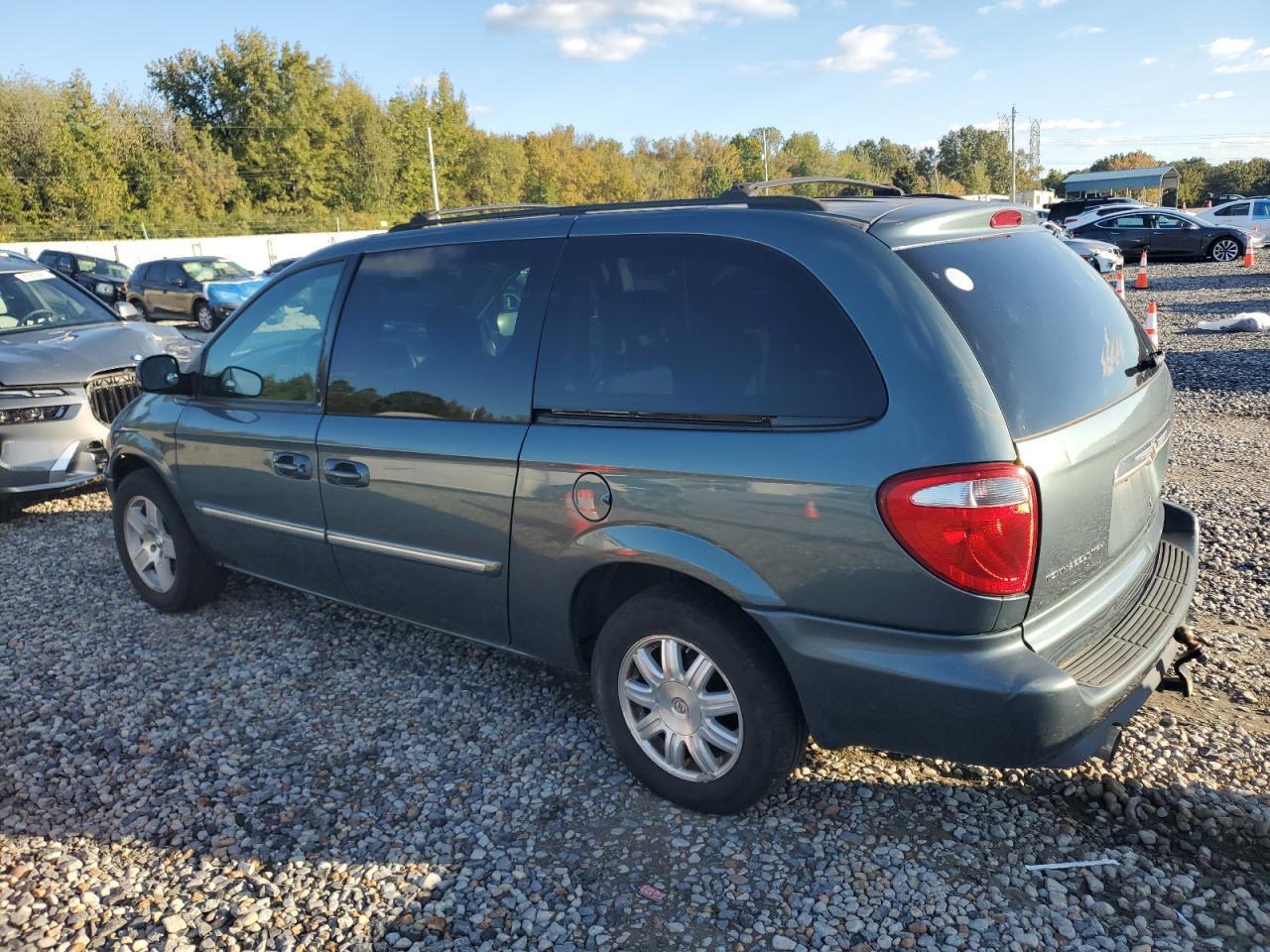 2006 Chrysler Town & Country Touring - Image 2