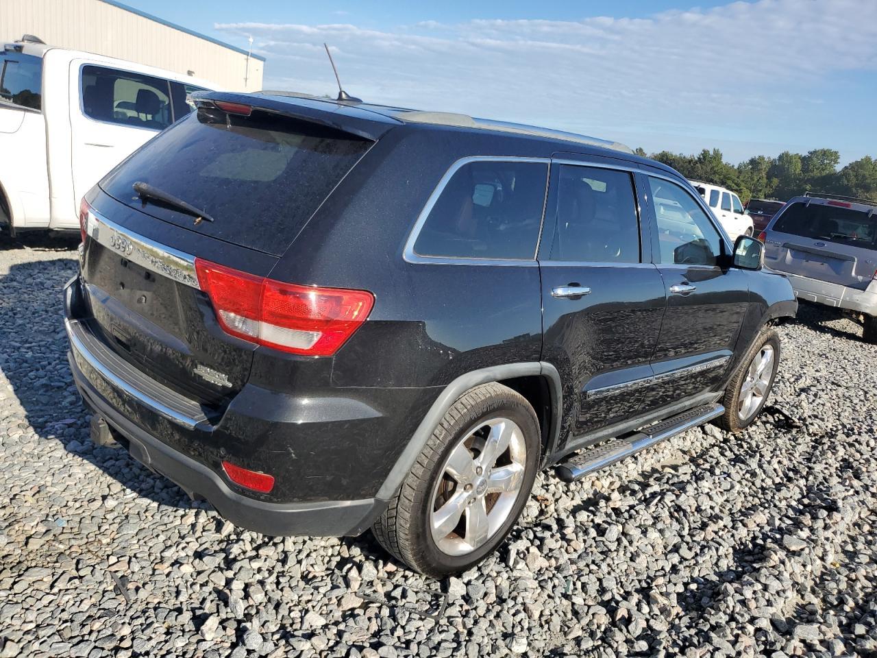 2011 Jeep Grand Cherokee Overland - Image 3