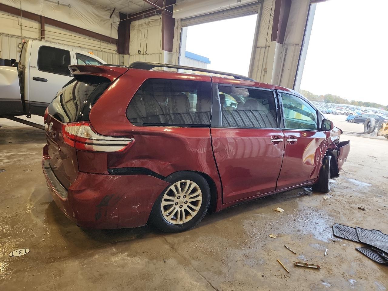 2016 Toyota Sienna Xle 8-Passenger - Фото 3