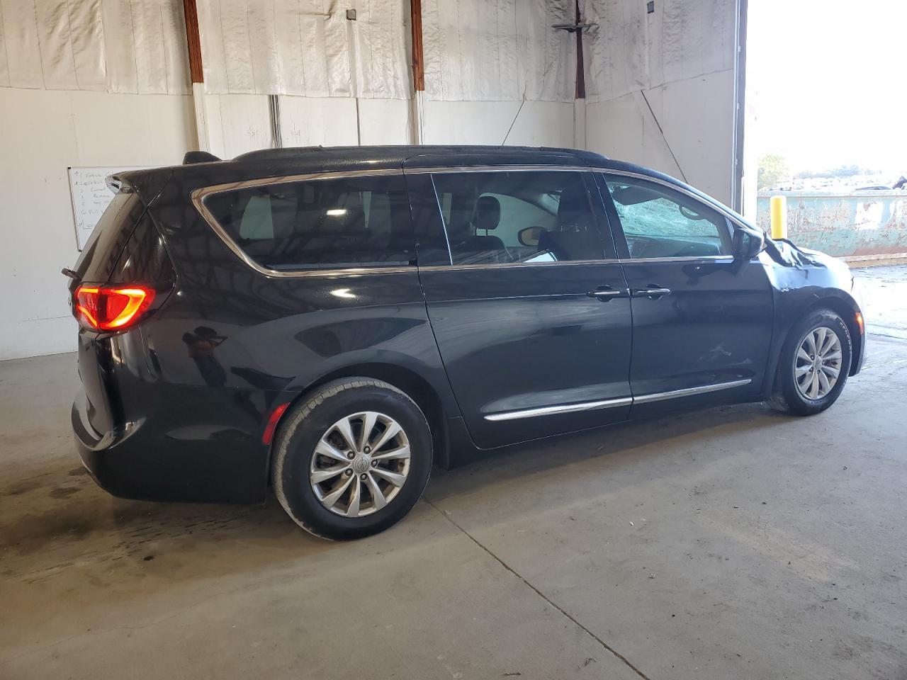 2017 Chrysler Pacifica Touring L - Фото 3