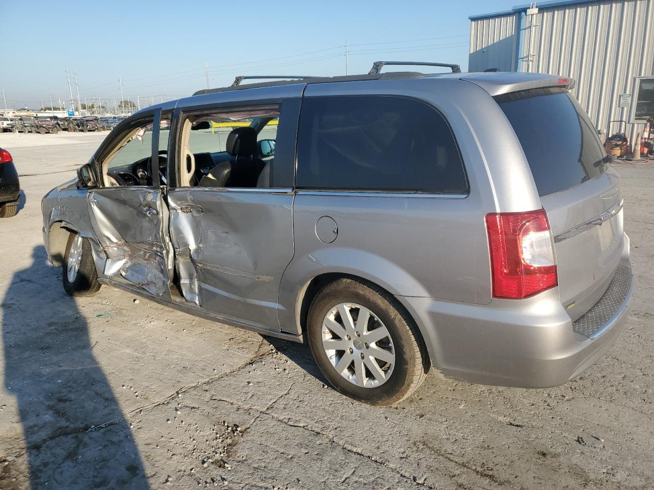 2016 Chrysler Town-Count - Фото 2