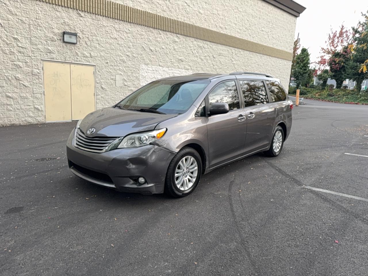 2016 Toyota Sienna Xle - Image 2