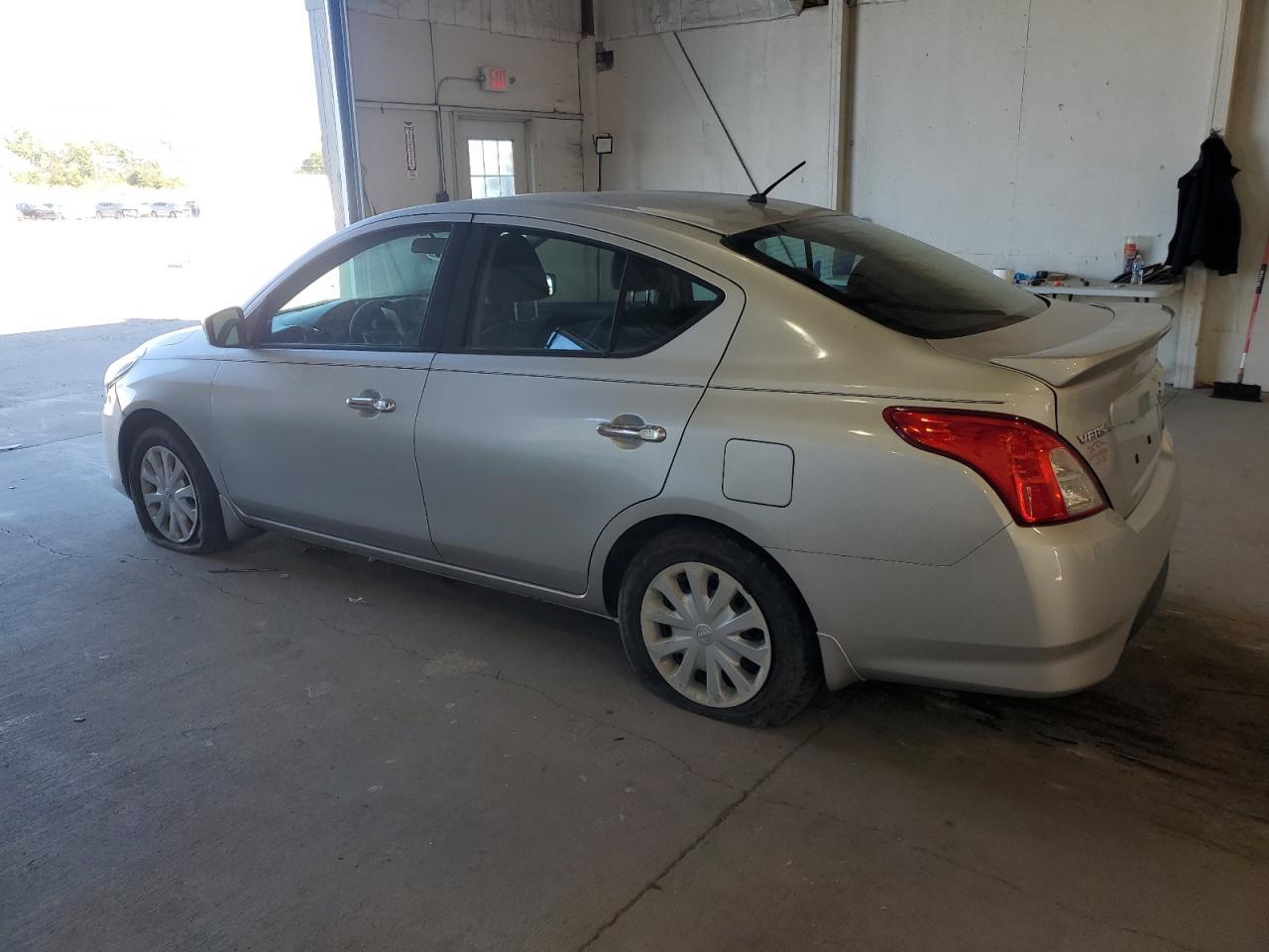 2015 Nissan Versa S - Фото 2