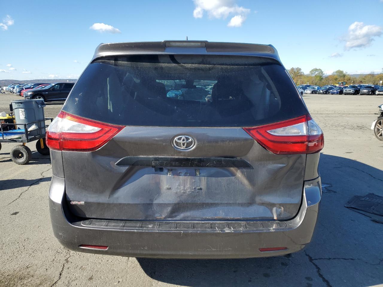2019 Toyota Sienna - Image 6