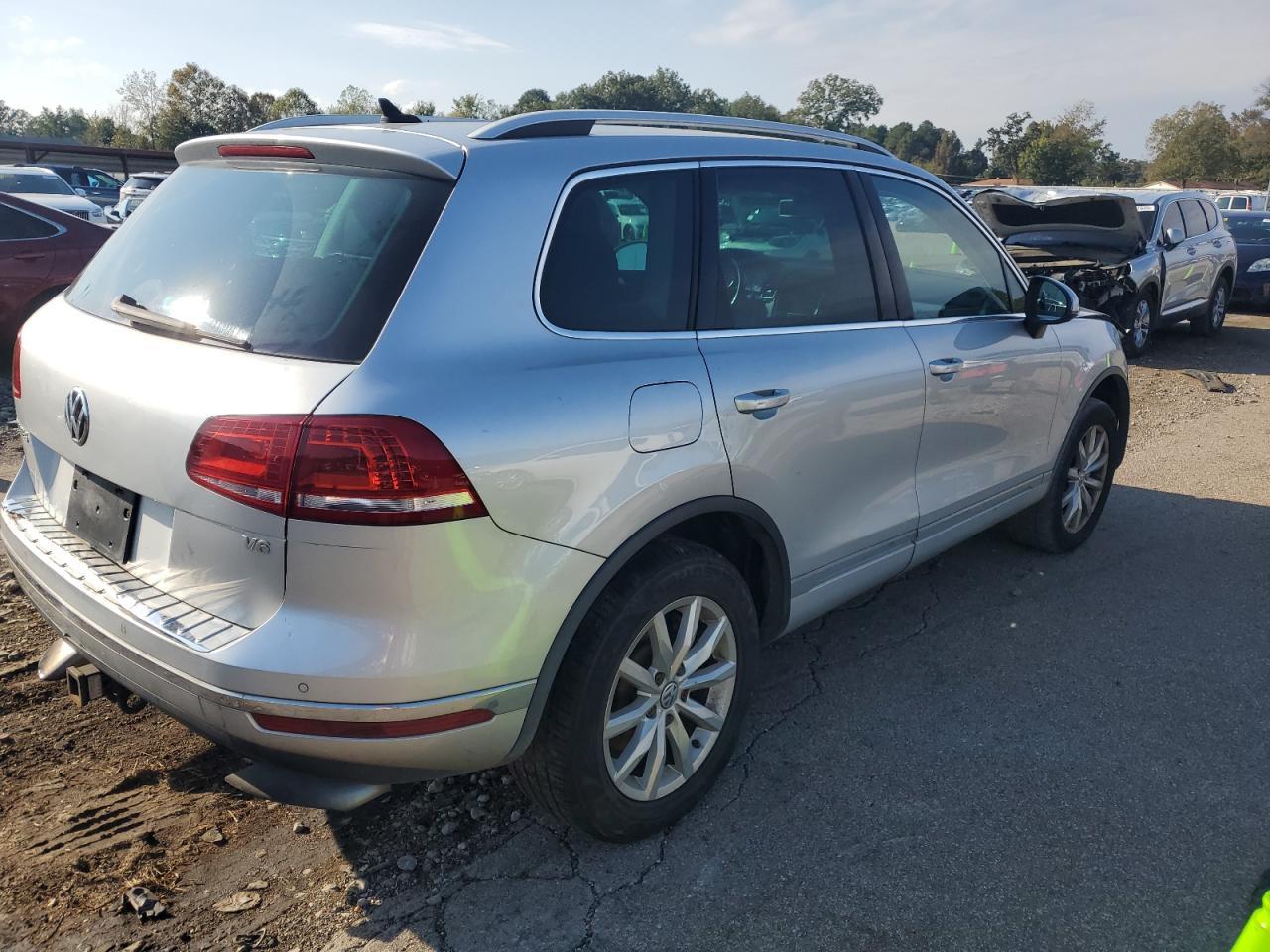 2016 Volkswagen Touareg Sport - Image 3