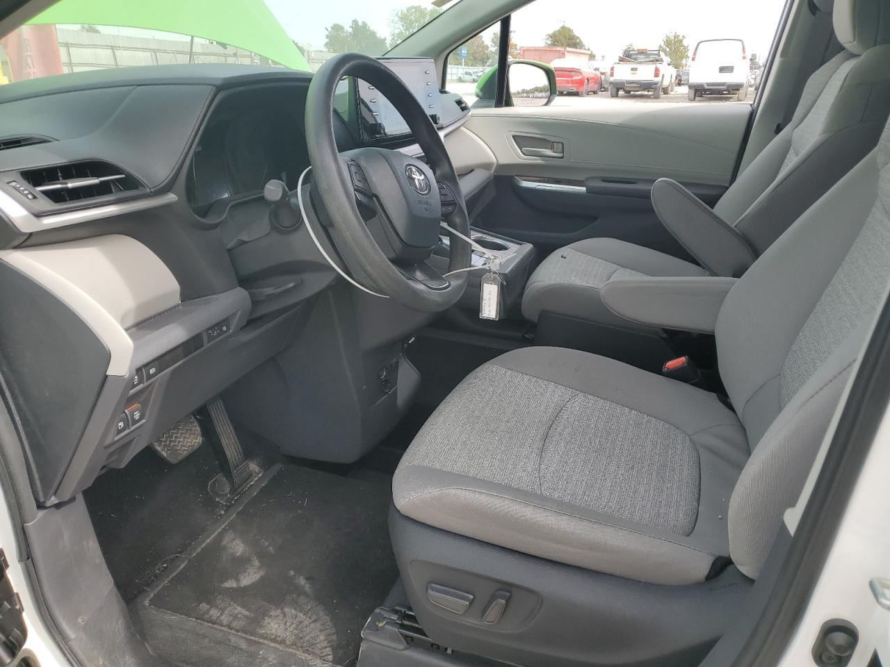 2024 Toyota Sienna Le - Image 7