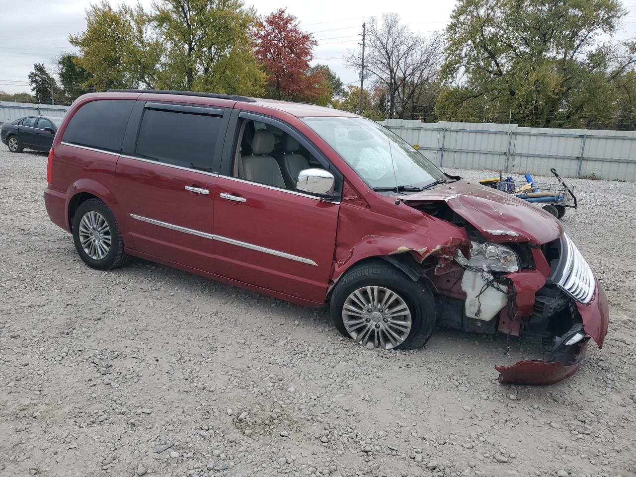 2013 Chrysler Town & Country Touring L - Image 4