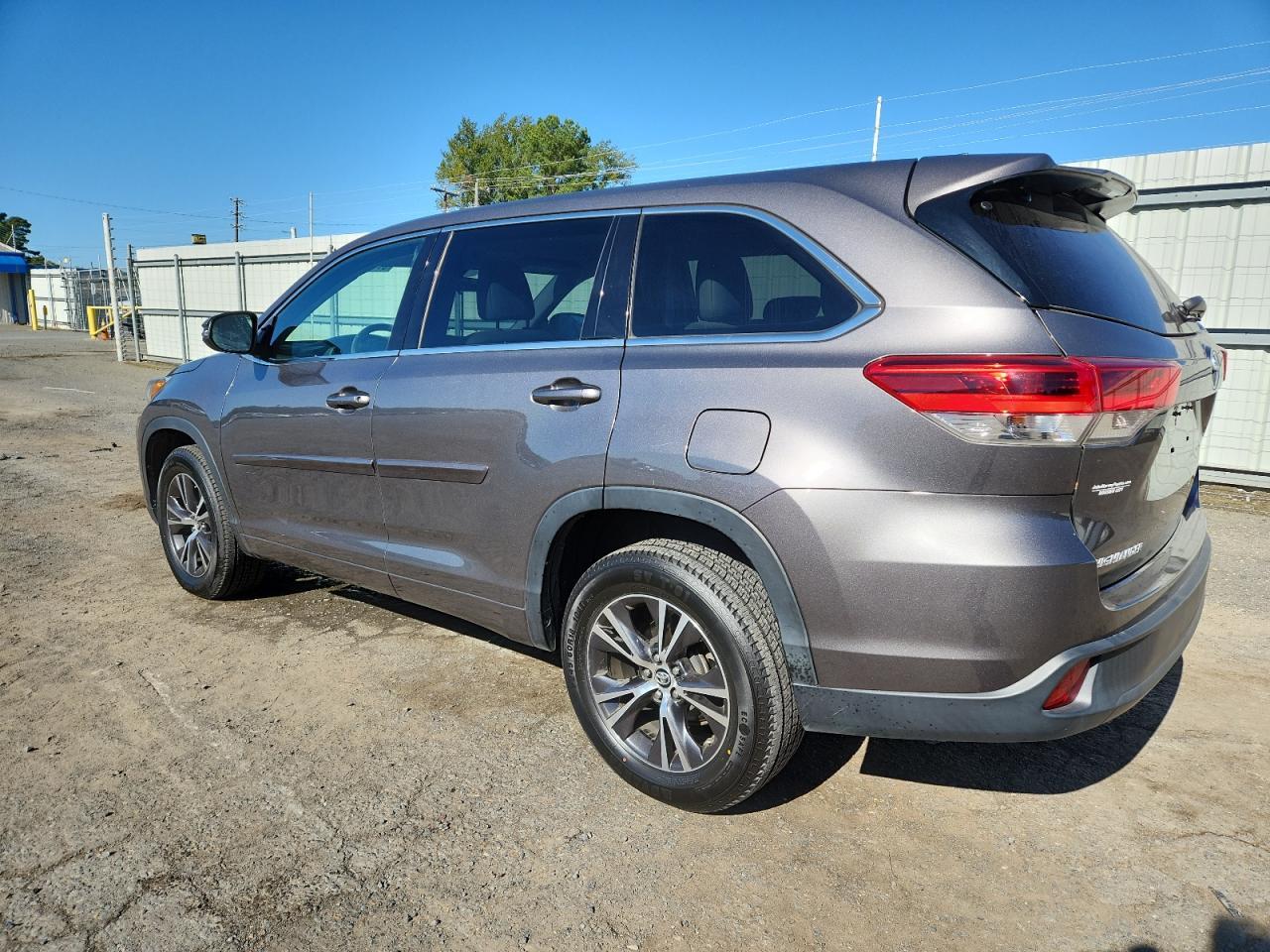 2017 Toyota Highlander Le - Фото 2