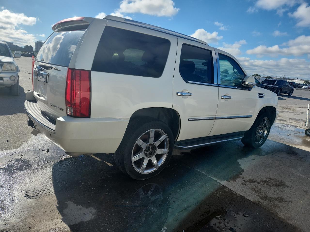 2008 Cadillac Escalade Luxury - Image 3