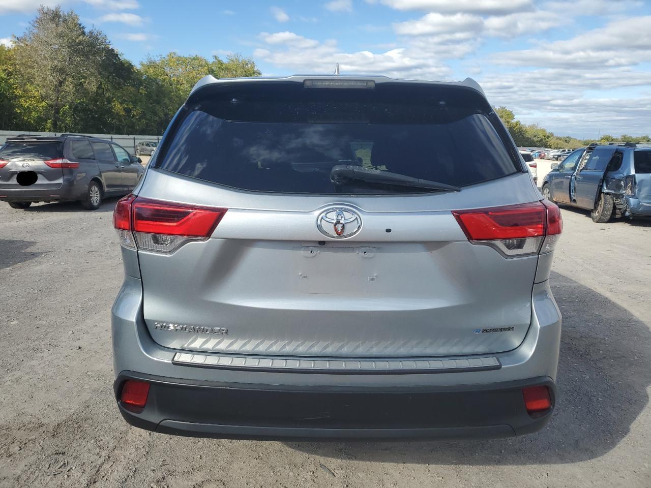 2017 Toyota Highlander Se - Фото 6