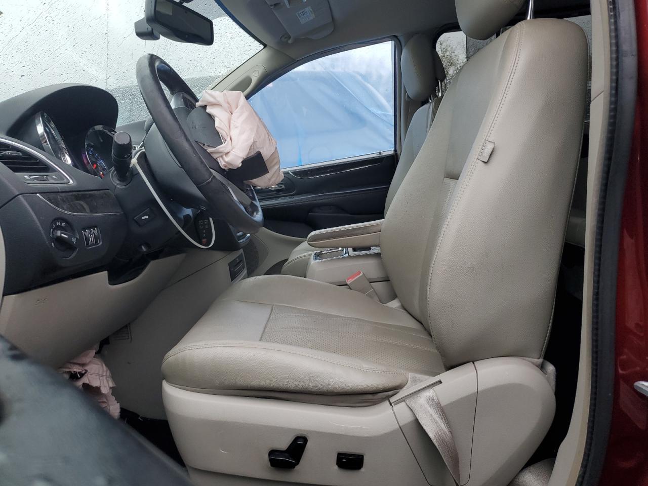 2013 Chrysler Town & Country Touring L - Image 7