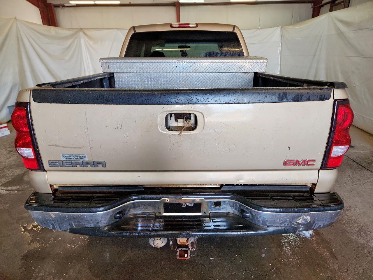 2004 GMC Sierra K2500 Heavy Duty - Image 6